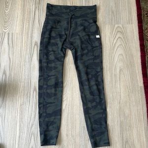 Vuori studio legging camo size medium